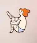 pins d'une personne non binaire avec des poils aux jambes