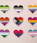 pins avec drapeaux lgbtq+ en forme de coeur