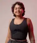 Meryl dans son binder de bain destiné à aller nager ou barboter homme trans non binaire