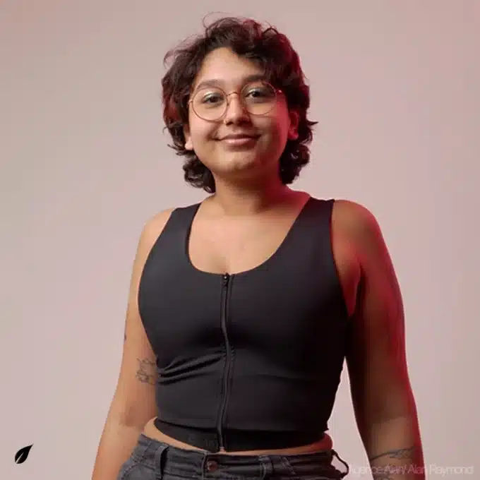 Meryl dans son binder de bain destiné à aller nager ou barboter homme trans non binaire